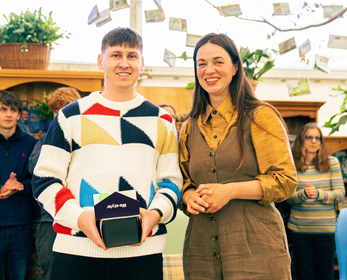 Gardenforum News - People - Top Apprentice award for Josh at Malvern